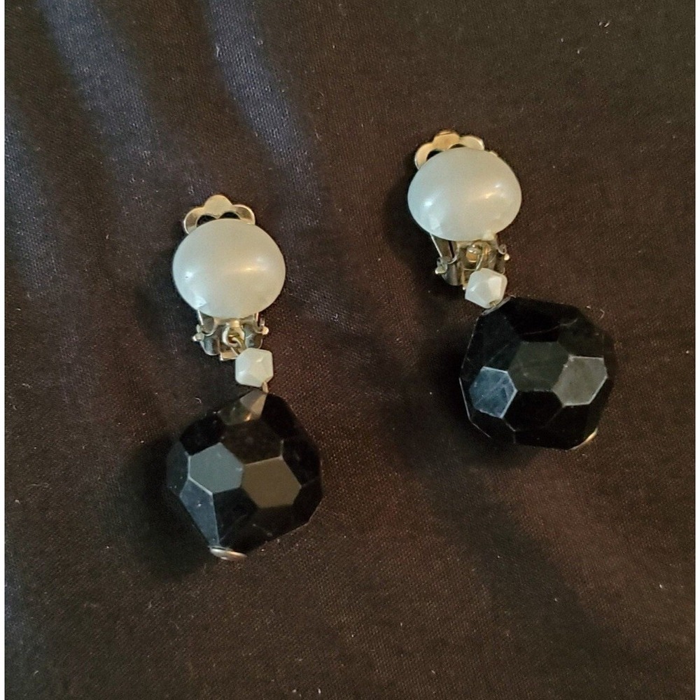 Vintage 40s Black White Plastic Dangle Clip On Earrings West Germany - Picture 3 of 4